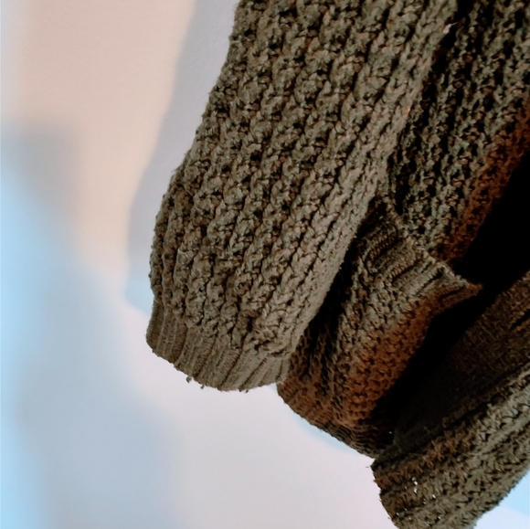 American Eagle green knit Cardigan. Heavy weight with buttons in the front and l - Picture 2 of 5